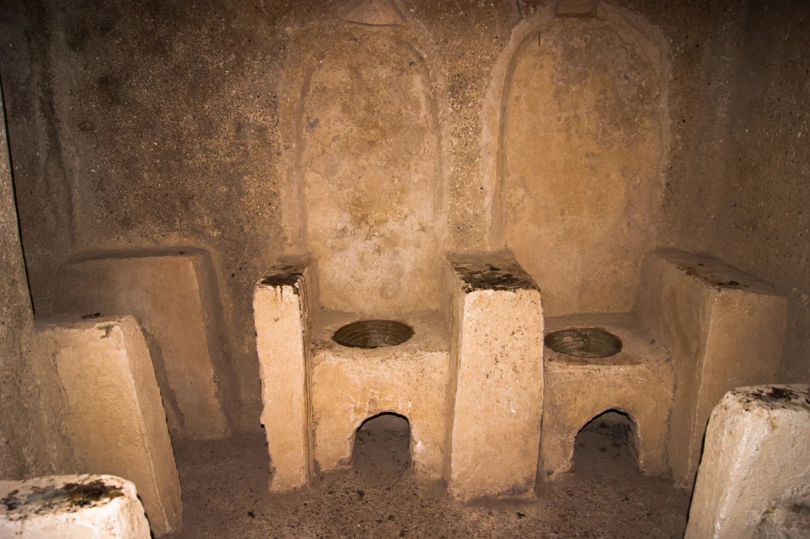 Starí tolaety na Castello Aragonese, ostrov Ischia u Neapole