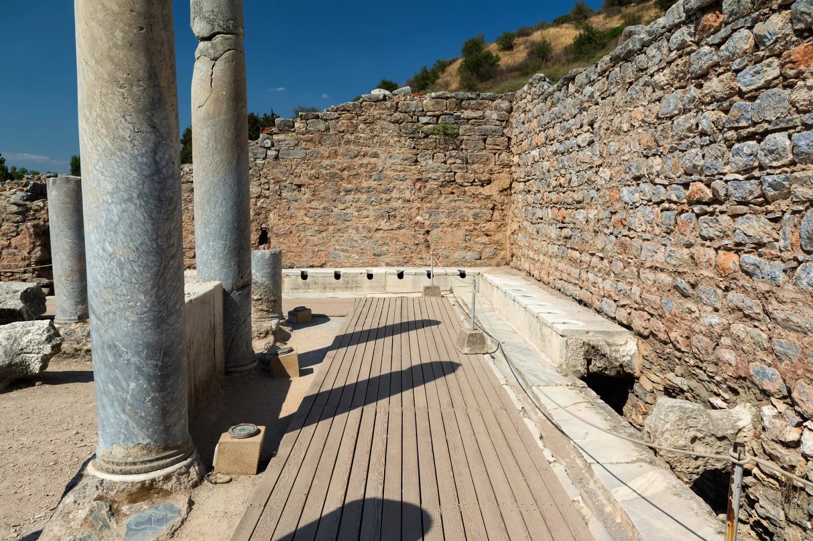 Veřejné toalety a lázně v dnešním Beit She'an v Izraeli, vybudovali je kdysi Řekové coby město jménem Scythopolis