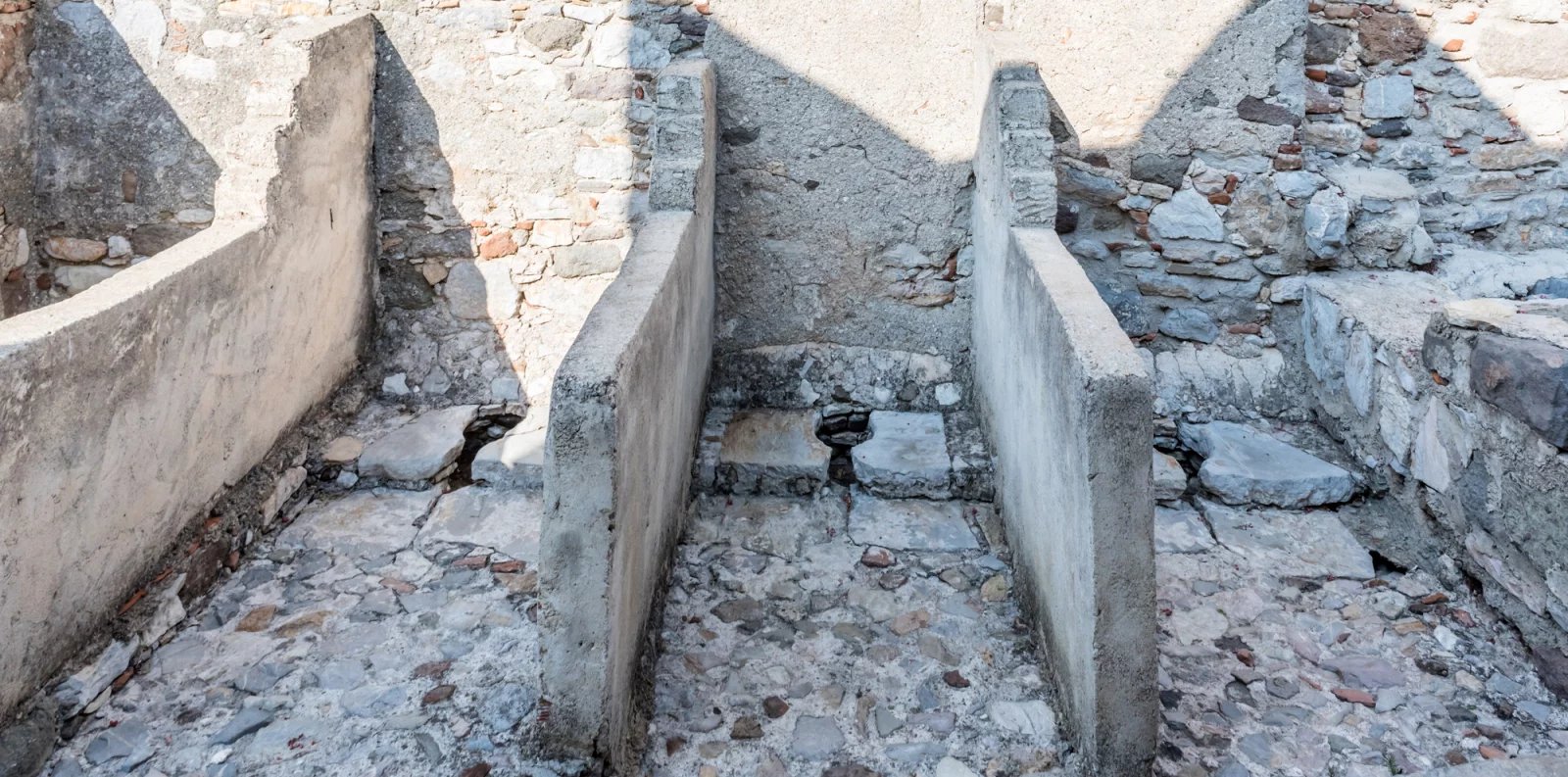 Staré toalety, dokonce oddělené, se našly na území dnešního tureckého Bodrumu