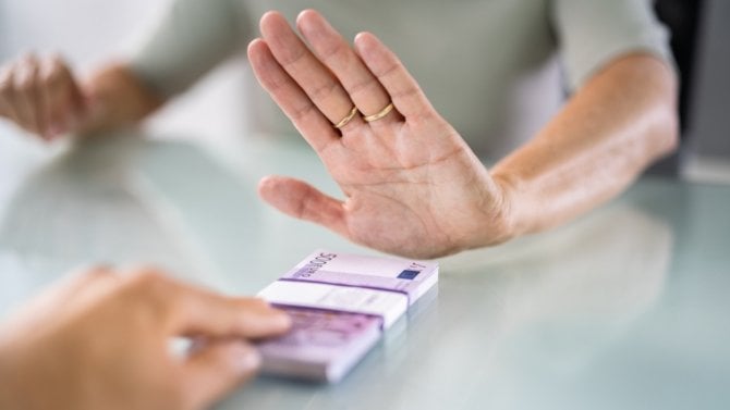 Žena odmítá peníze - úplatek
