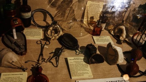 První operaci v narkóze v roce 1847 provedl nedostudovaný pražský lékař. Pacienta uspal éterem