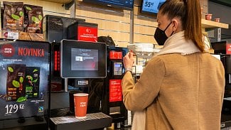 Ilustrační foto. Bezkontaktní platby na nápojových kávových automatech na čerpacích stanicích Benzina ORLEN. (03/2021)