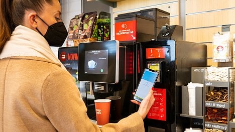 Ilustrační foto. Bezkontaktní platby na nápojových kávových automatech na čerpacích stanicích Benzina ORLEN. (03/2021)