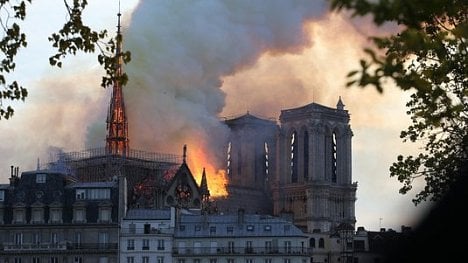 Náhledový obrázek - V Paříži hoří katedrála Notre-Dame. Přišla o střechu a věž