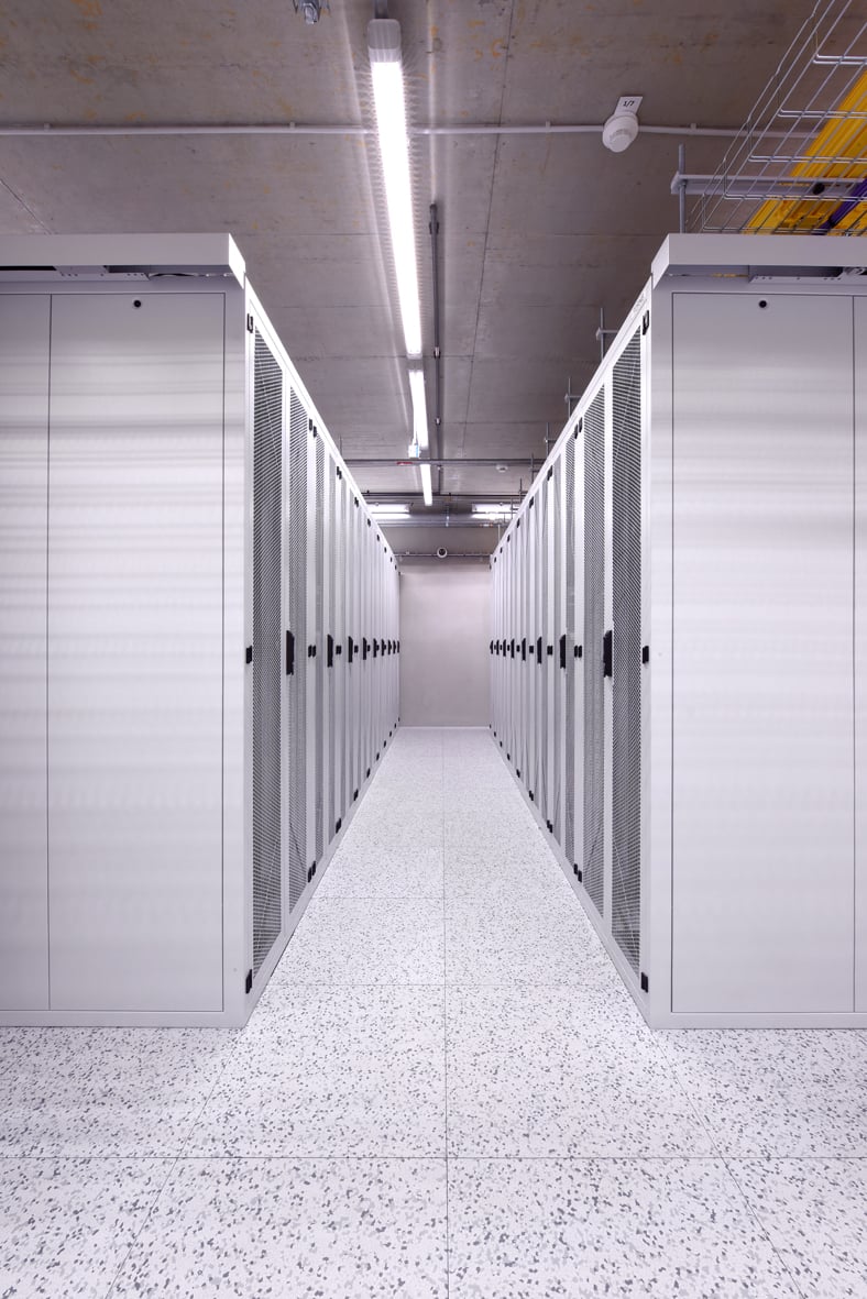 SafeDX, datacentrum Foxconnu a KKCG v Praze u Sazky