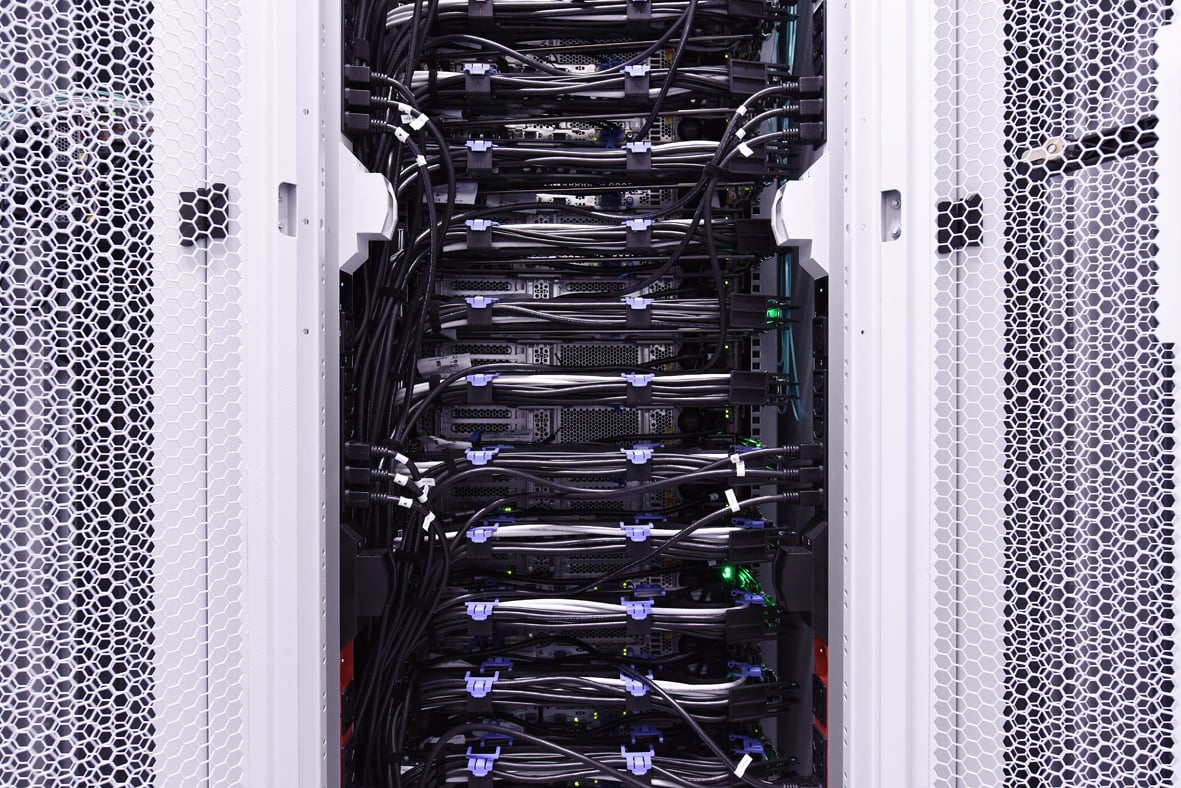 SafeDX, datacentrum Foxconnu a KKCG v Praze u Sazky