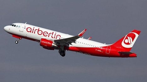 Náhledový obrázek - Svérázná rozlučka. Airbus zkrachovalé Air Berlin odvážně zakroužil nad letištěm