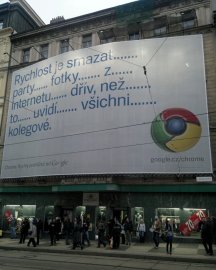 Obrovský plakát na Google Chrome na rušné tramvajové zastávce I.P. Pavlova v Praze. 