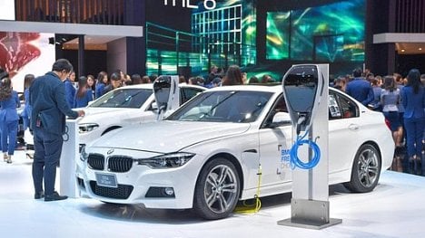 Náhledový obrázek - Manažer v šoku: k hybridnímu BMW za 1,8 milionu si musel dokoupit kabel. Stejně jezdí na benzín