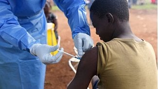 Náhledový obrázek - Lékaři bez hranic: Očkování proti ebole brzdí přísná kritéria WHO