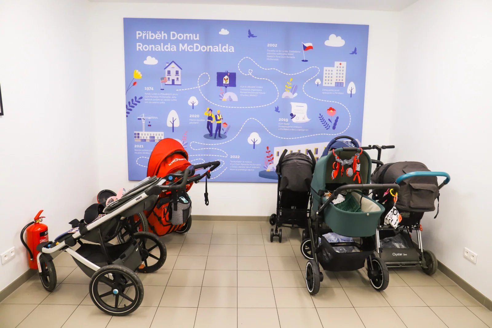 Součástí suterénu je i kočárkárna, která je hojně využívaná. Díky dárcům mohl provozovatel domu zakoupit tři kočárky, které rodičům půjčuje. Jeden z nich je přitom speciálně uzpůsobeným i větším dětským pacientům, kteří nemohou chodit.