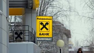 Bankomat společnosti Raiffeisen Bank v Rusku