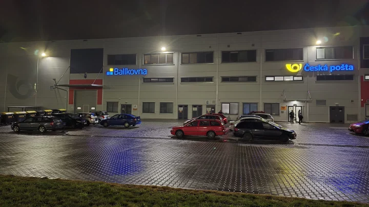 Autor: Dalibor Z. Chvátal Logistické centrum České pošty v Mošnově. DSPU HUB, Depo Mošnov 71. (9. 12. 2024, Samsung Galaxy S24 Ultra)