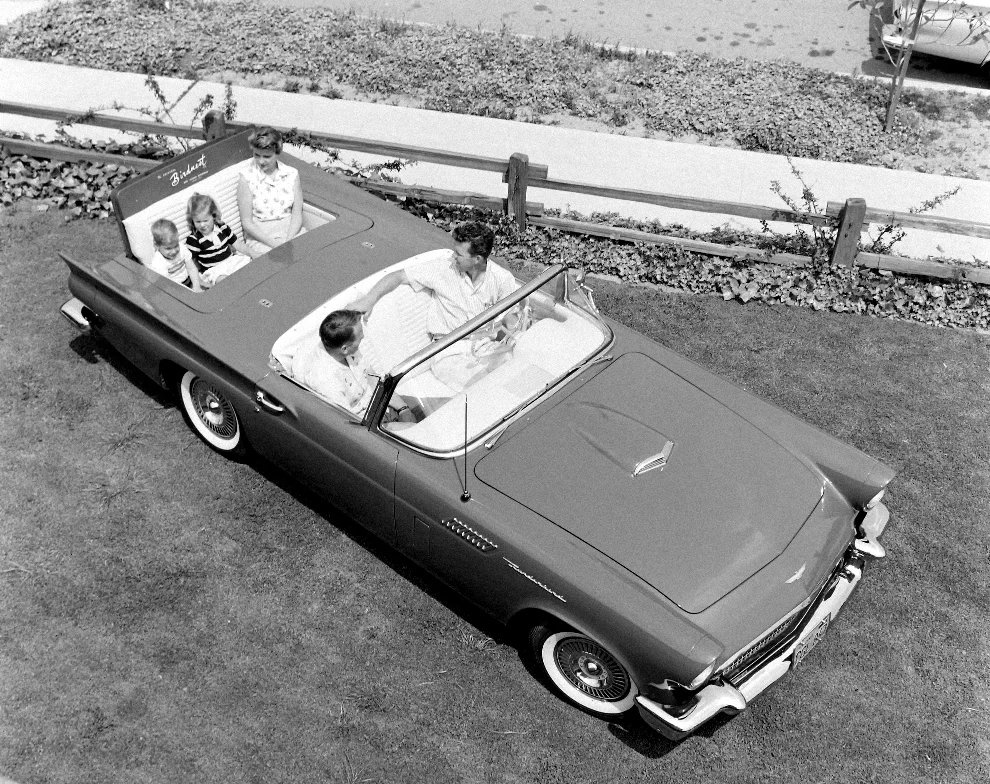 Tomuto uspořádání sedadel v místě zavazadelníku se v Americe říkalo „Rumble Seat“, u nás a v Německu „sedadlo pro tchýni“. Všimněte si nápisu nad výklopnými sedadly: „Birdnest“ (= ptačí hnízdo)