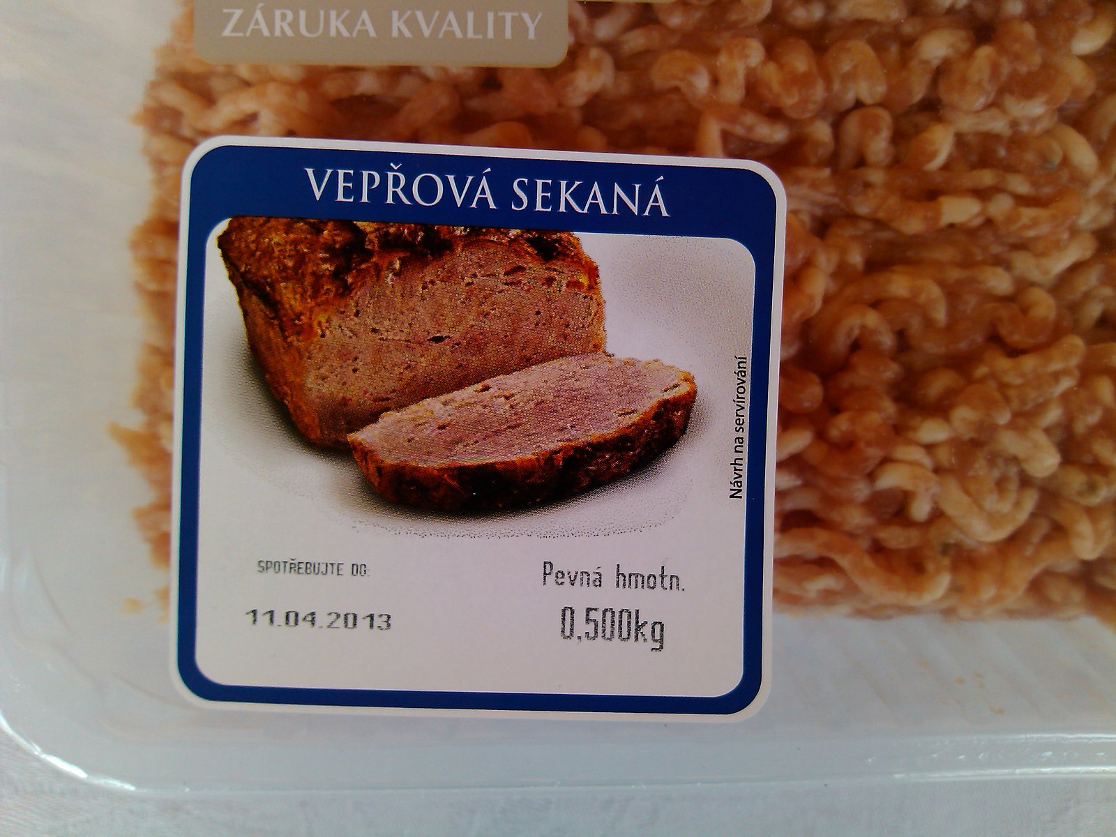 Vepřová sekaná, polotovar: 85 % masa, 0,5 kg za 59,90 Kč, 119,80 Kč/kg výrobku. Výrobce: Masokombinát Plzeň. Ve složení: voda, sůl, antioxidanty, dextróza, regulátor kyselosti

