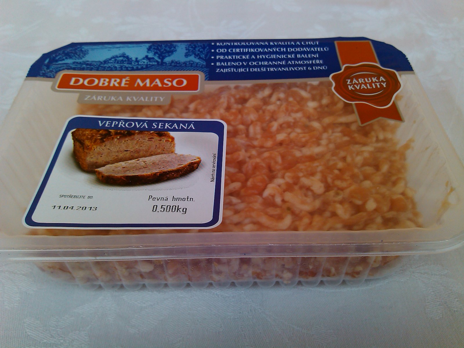 Vepřová sekaná, polotovar: 85 % masa, 0,5 kg za 59,90 Kč, 119,80 Kč/kg výrobku. Výrobce: Masokombinát Plzeň. Ve složení: voda, sůl, antioxidanty, dextróza, regulátor kyselosti
