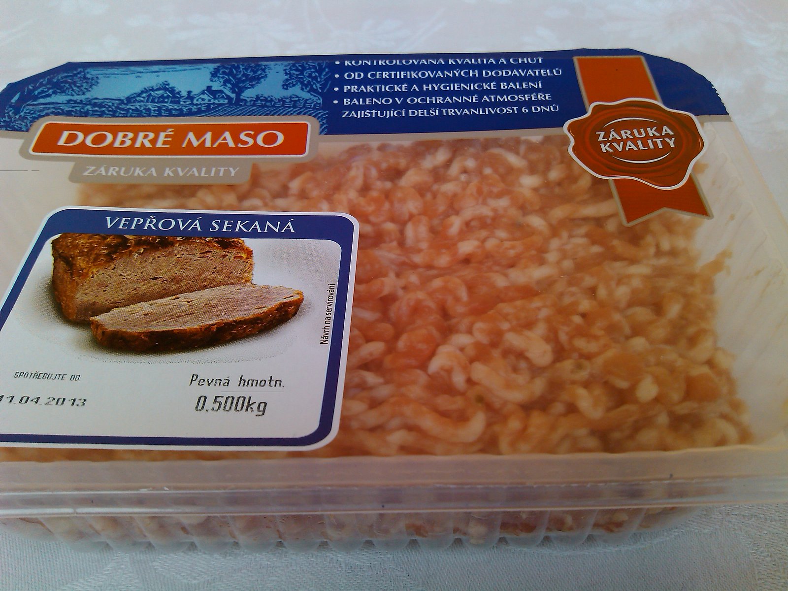 Vepřová sekaná, polotovar: 85 % masa, 0,5 kg za 59,90 Kč, 119,80 Kč/kg výrobku. Výrobce: Masokombinát Plzeň. Ve složení: voda, sůl, antioxidanty, dextróza, regulátor kyselosti
