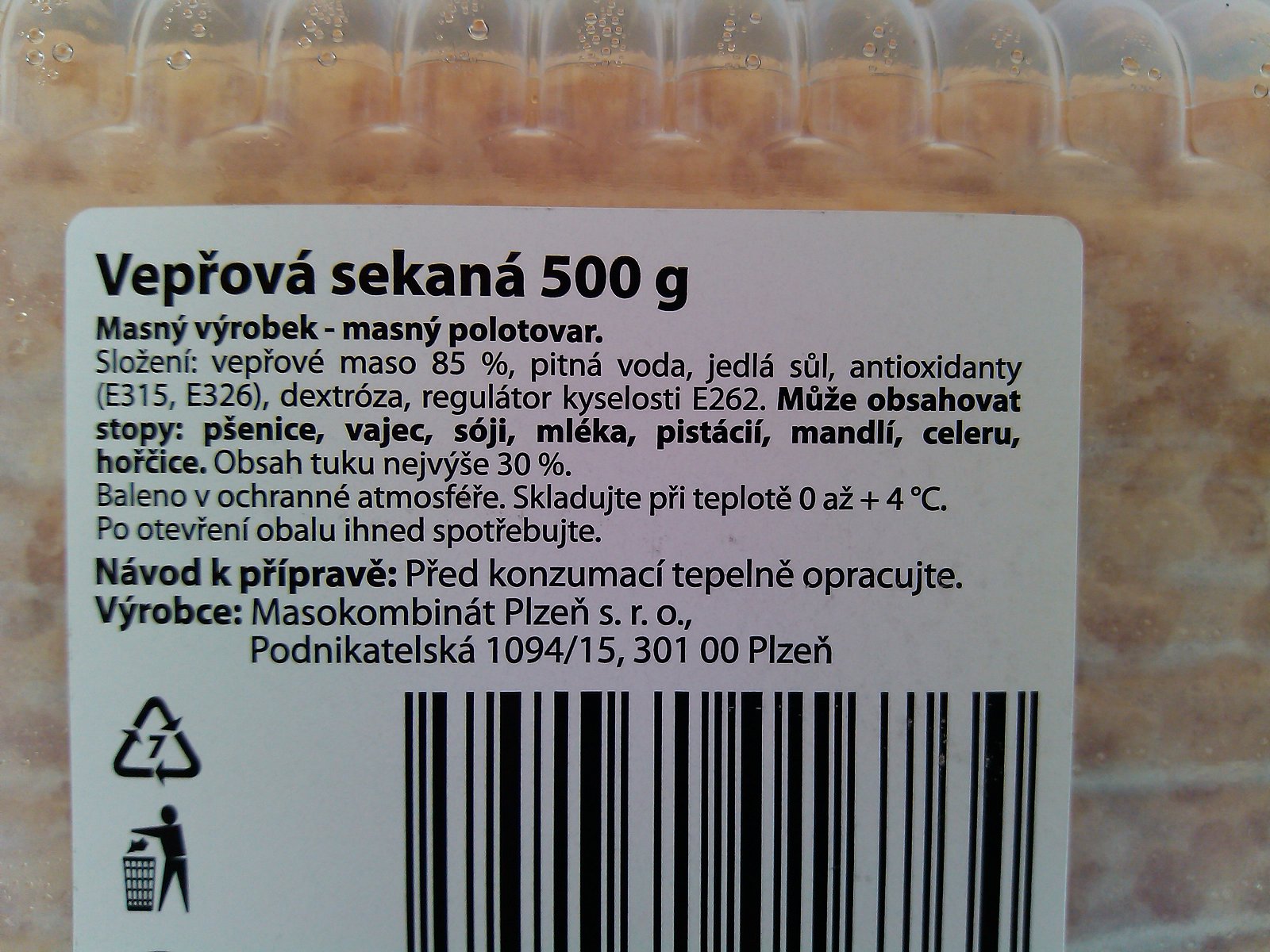 Vepřová sekaná, polotovar: 85 % masa, 0,5 kg za 59,90 Kč, 119,80 Kč/kg výrobku. Výrobce: Masokombinát Plzeň. Ve složení: voda, sůl, antioxidanty, dextróza, regulátor kyselosti
