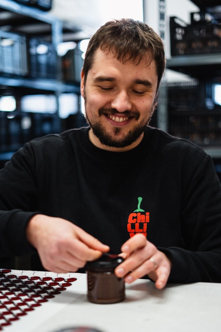 Z výroby produktů ChilliMaga - Filip Sítek dává etikety