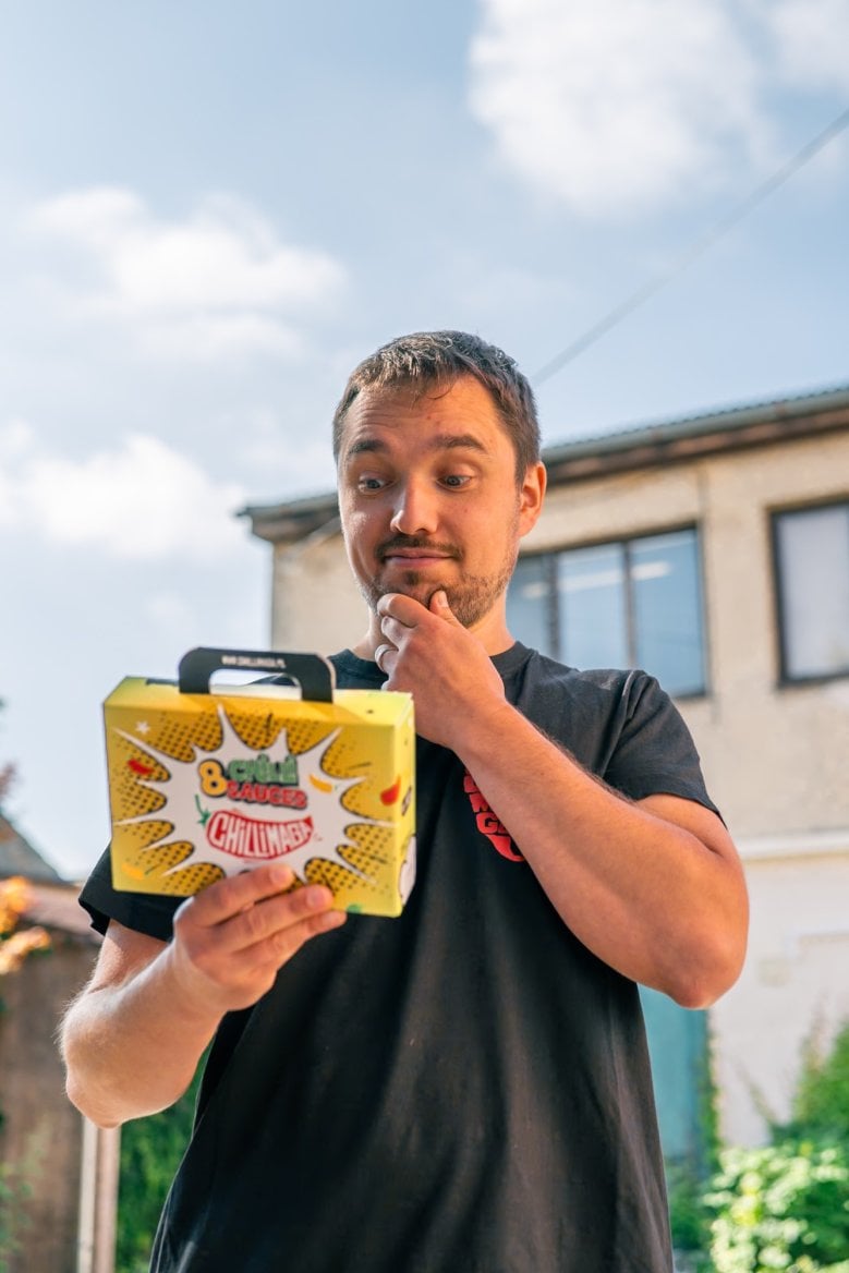 Michal Chorvát s dárkovým boxem od ChilliMaga