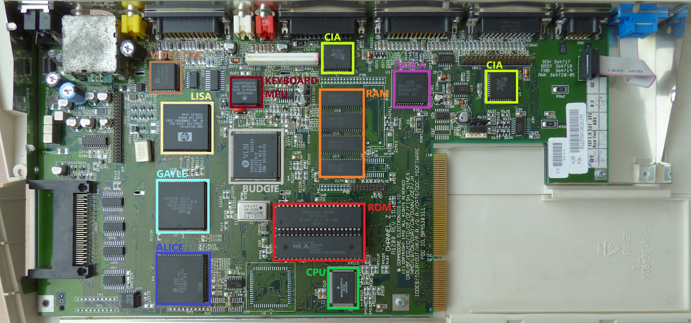 Popis čipů na desce (fotka z doby s ještě s nevyměněnými kondenzátory).