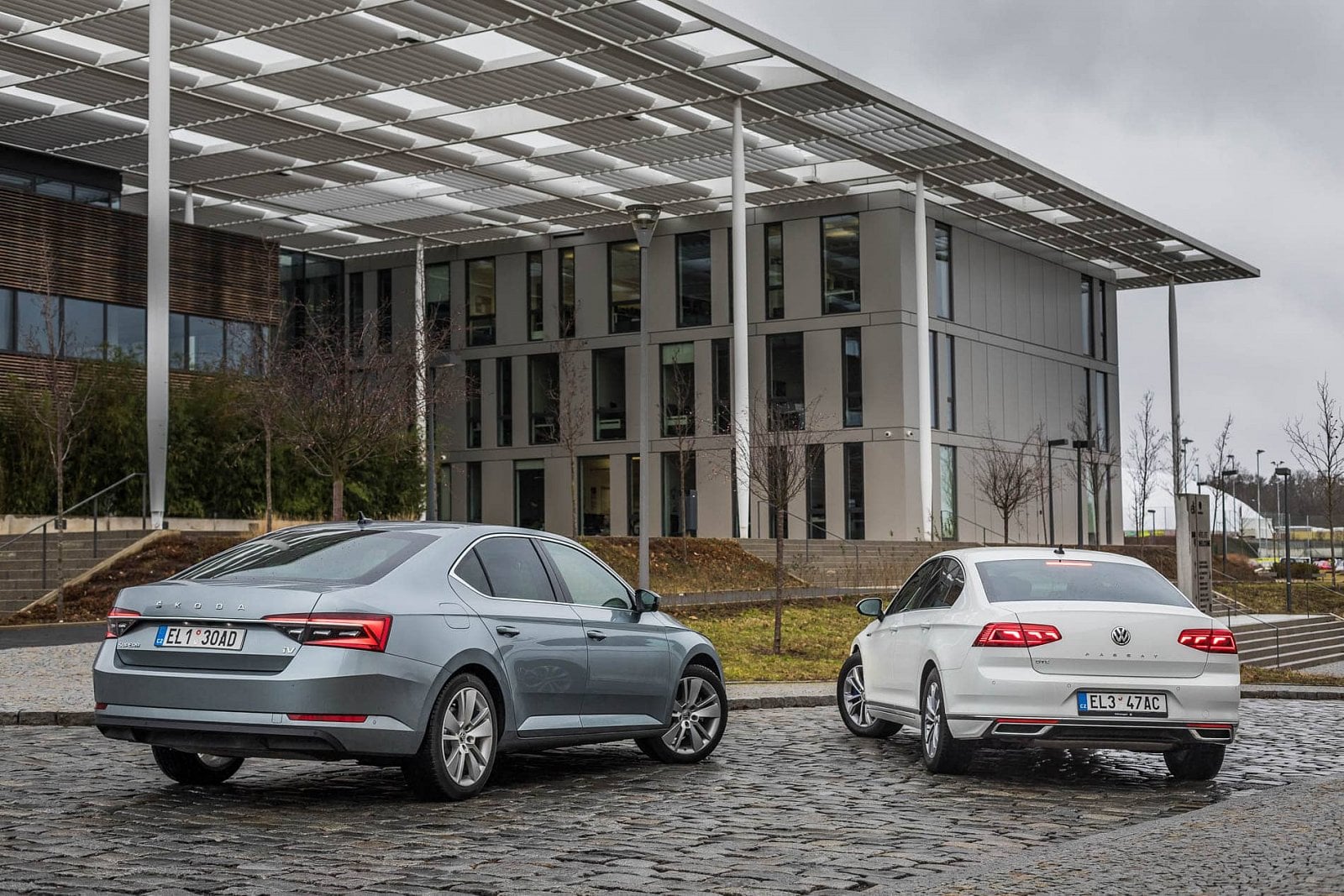 2020-05-skoda-superb-iv-vs-passat-gte-21.jpg
