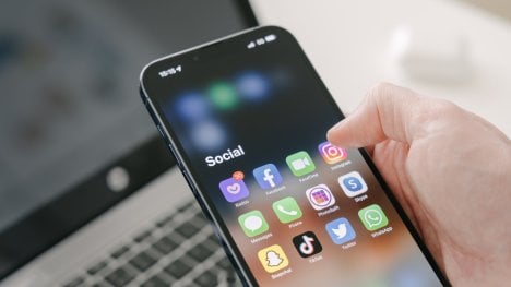 Sociální sítě v hledáčku politiků. Státy zavádějí věkové limity pro děti, dle odborníků by místo plošných zákazů stačila regulace algoritmů