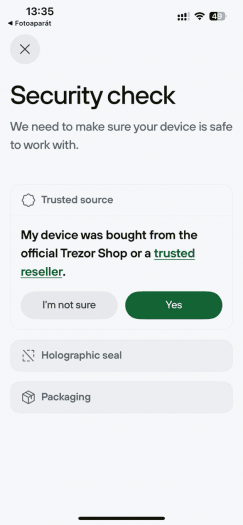 Autor: Tomáš Krause, podle licence: <a href="https://creativecommons.org/publicdomain/mark/1.0/deed.en">Public Domain</a> Trezor Safe 7 - security check