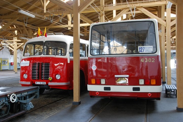 Dokud ještě byly silniční exponáty v muzeu MHD ve vozovně Střešovice, mohli jste Ikarus 280 vidět třeba v sousedství „Báby“ RO