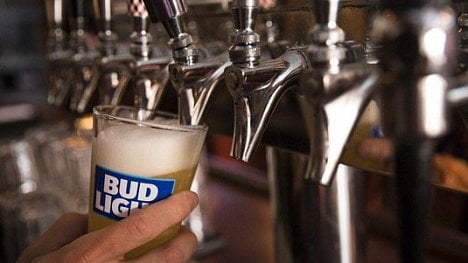 Náhledový obrázek - Nejhodnotnější značkou piva je Bud Light. Asahi se propadá