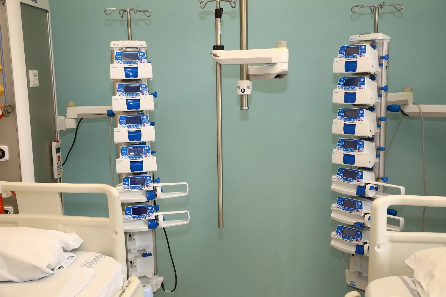 Díky modernímu zázemí dokáží lékaři napojit pacienta na umělou plicní ventilaci nebo mu poskytnout dialýzu.