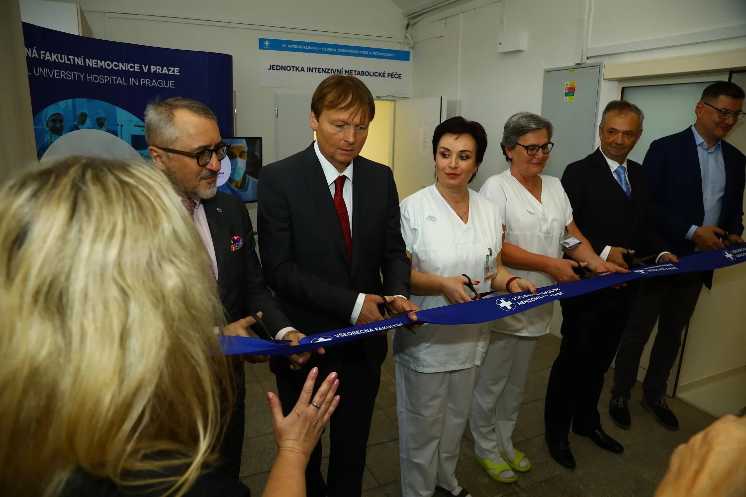 První část XXL centra otevřela Všeobecná fakultní nemocnice 17. dubna 2024. Na snímku je zcela zleva děkan 1. lékařské fakulty Univerzity Karlovy Martin Vokurka, vedle něj ředitel VFN David Feltl, vedoucí lékařka Jarmila Křížová, přednosta Michal Kršek a vedoucí lékař Martin Prázný.
