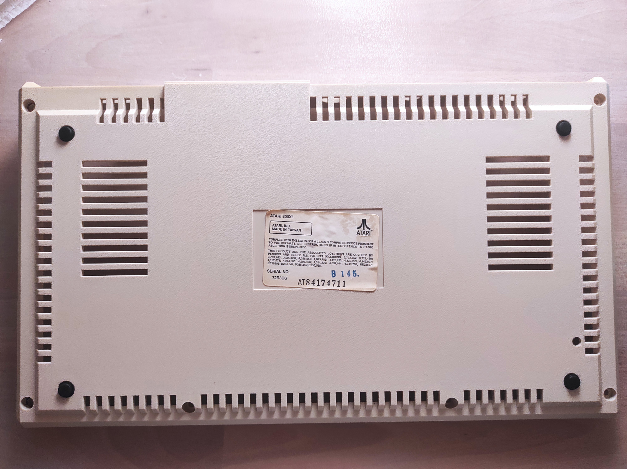 Očištěný spodní kryt zespodu. Štítek je papírový a nedá se na něj prakticky sáhnout, aniž by ho člověk nepoškodil.