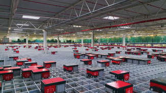 Třídicí systém AutoStore v logistickém centru Chrášťany u Prahy
