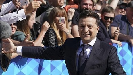 Náhledový obrázek - Zelenskyj převzal prezidentský úřad na Ukrajině. Hned po inauguraci rozpustil parlament