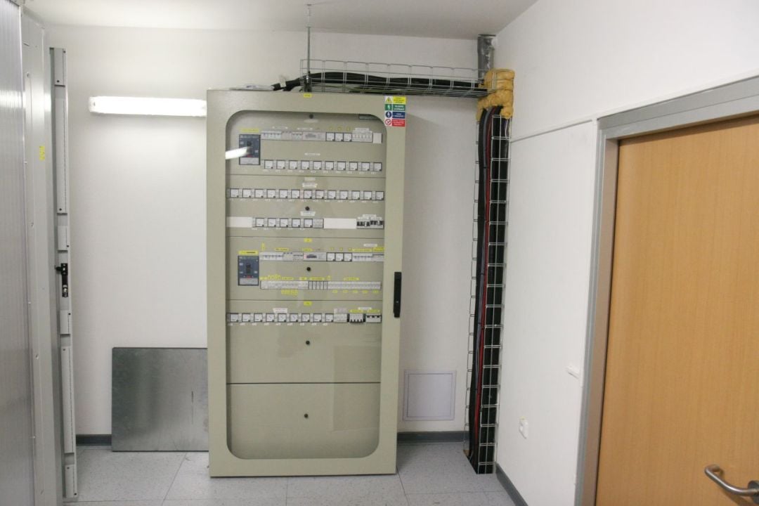 Stavba úložiště obnášela vedle hlavní instalace diskových polí a paralelního systému souborů také úpravy datového sálu, bylo potřeba postavit nové silnoproudé rozvody, uzavřít studenou uličku a přidat nové UPS.