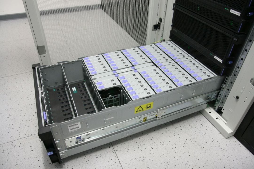 Každé diskové pole obsahuje dva řadiče v Active/Active módu s celkovou kapacitou 256 GB cache na diskové pole, dva 12Gb SAS porty pro připojení expanzí s disky, osm 16Gb FC SAN portů pro připojení hostů, dva napájecí zdroje, dvacet čtyři 3,2TB 2,5" SSD pro ukládání metadat a šest LAN portů pro iSCSI a vzdálenou správu.