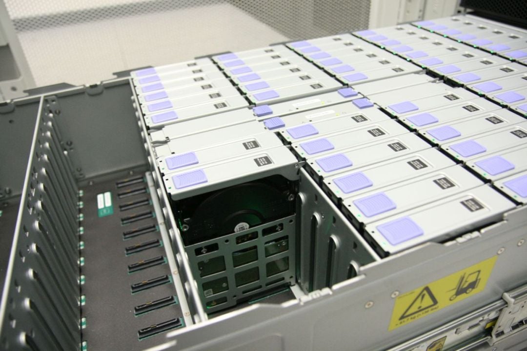 Diskový prostor je logicky členěn do tzv. storage poolů, které se skládají z mdisků („managed disků“), které jsou tvořeny z jednotlivých disků chráněných danou RAID  úrovní.