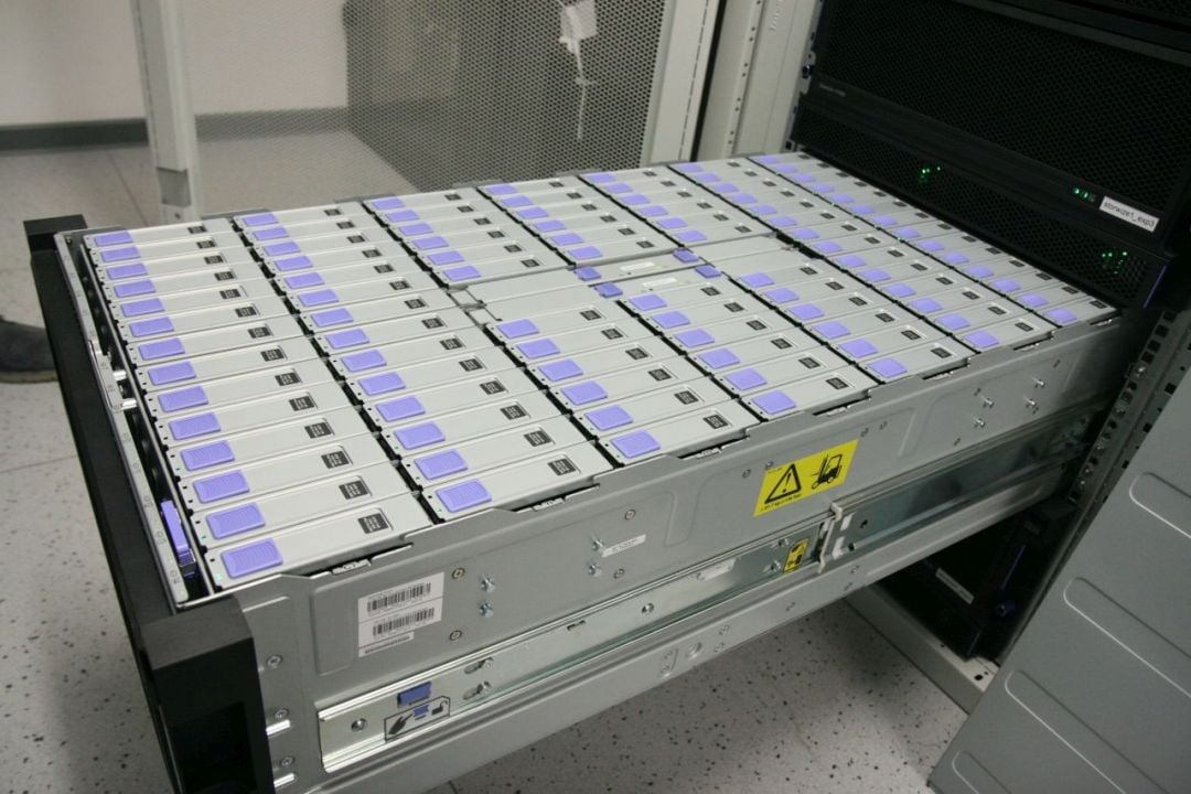 NL-SAS disky pro ukládání dat využívají DRAID6 s 60 disky v každém. Vnitrně odpovídá RAIDu 6 (8+2) a obsahuje v každé skupině 4 spare disky.