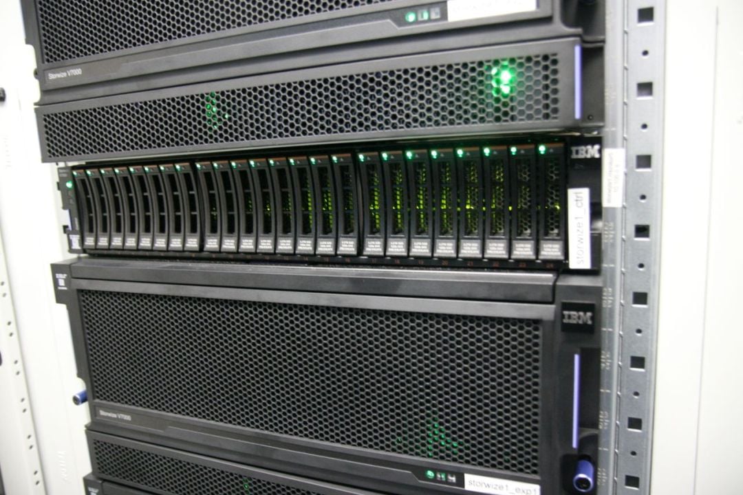 Pro SSD je v rámci diskového pole vytvořen 15x RAID1 (1+1) se dvěma hot spare disky. Všechny disky se nacházejí v jednom storage poolu a je z nich vytvořeno 15 LUNů (logických jednotek), každý o velikosti jednoho „managed disku“.