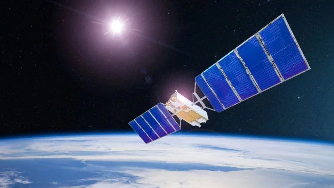satelit na oběžné dráze, v pozadí zeměkoule