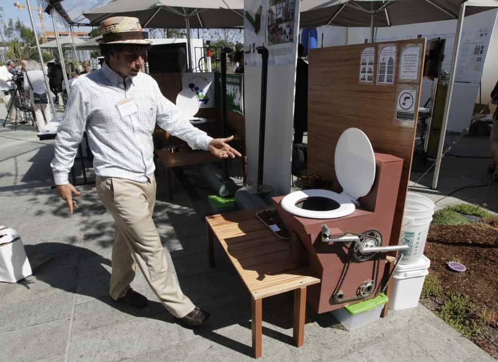 2010-06-bill-gates-podporuje-vc3bdvoj-solc3a1rnc3adch-toalet-3.j