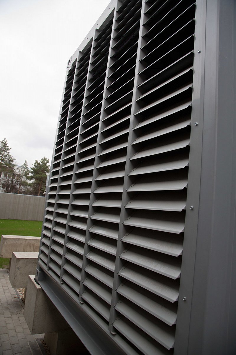 Stěny kontejneru překvapivě většinu hluku utlumí. Zvenčí si motor jen tak vrní.