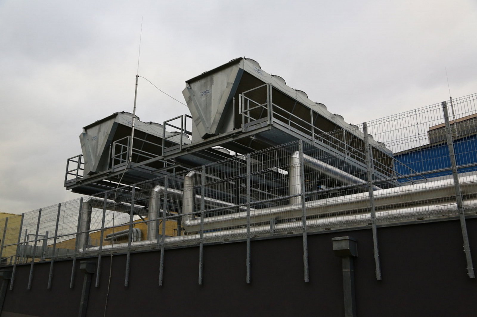 Chladiče na střeše budovy.