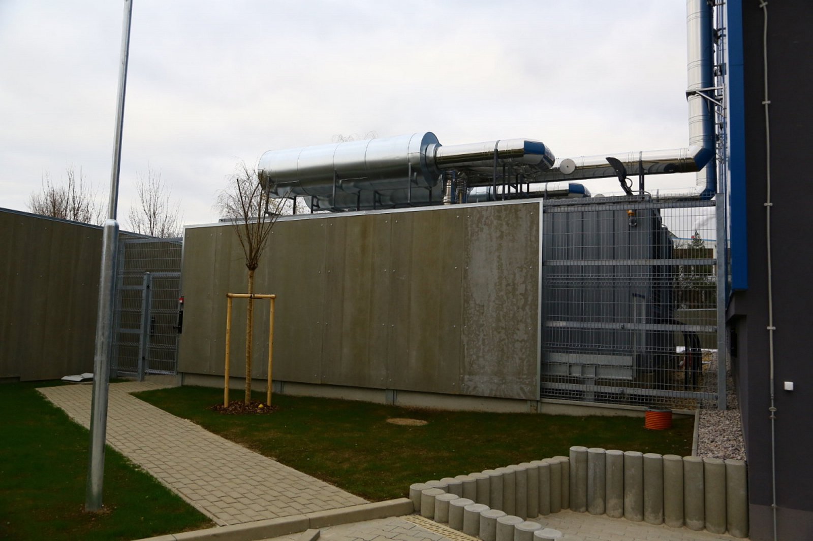 Za budovou stojí dva dieselagregáty.