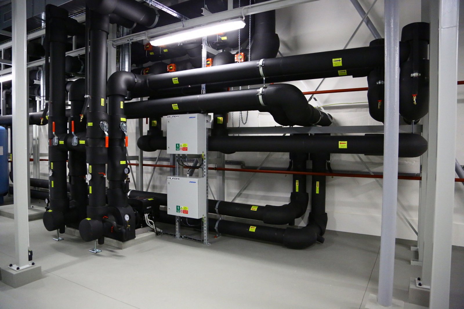 Chladicí systém pro servery, trubky nejsou vařené, ale sepnuté svorkami.