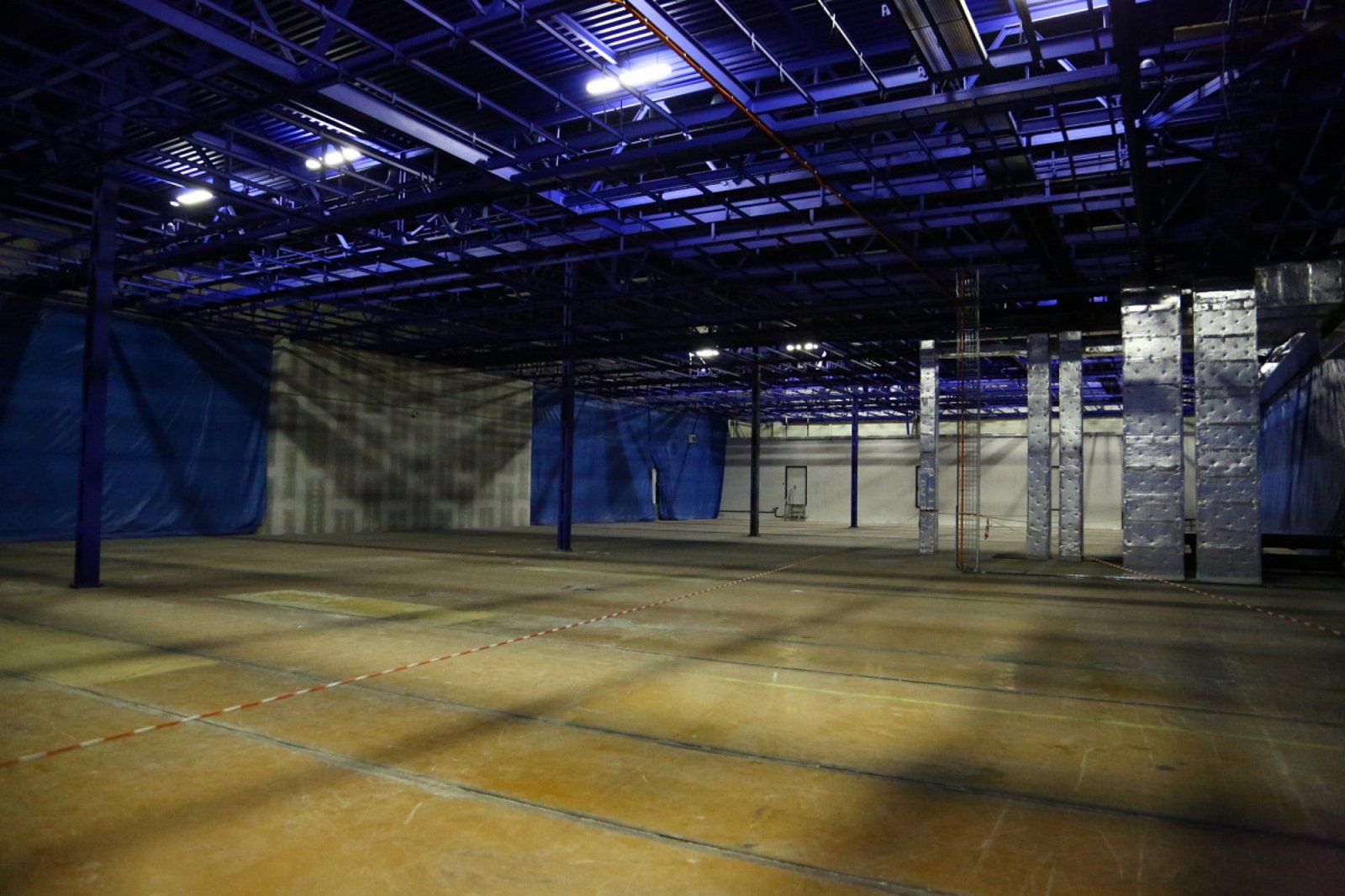 Zatím nedostavěný prostor, s opískovanou a natřenou konstrukcí.