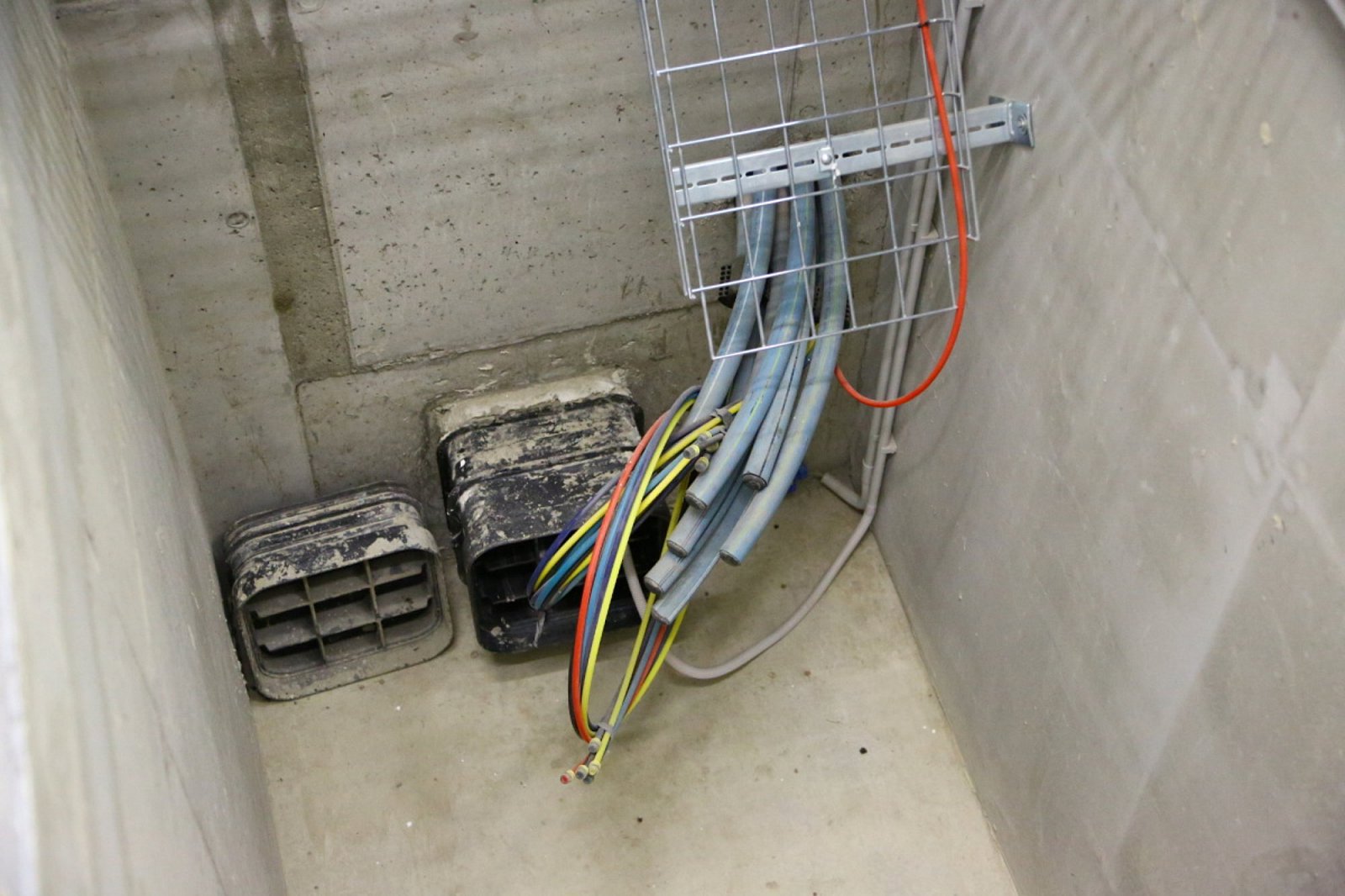 Výstupy z chrániček s optikou.