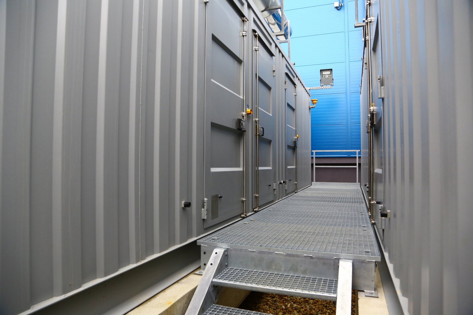 Dva agregáty v zadní části pozemku.