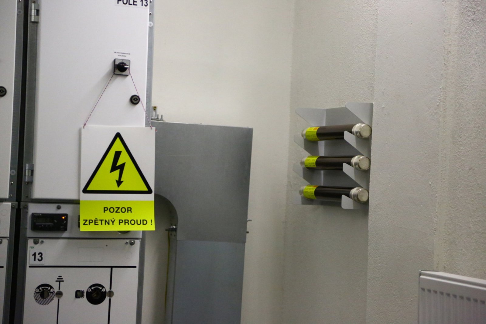 To vpravo jsou pojistky. Mají asi 60 cm.